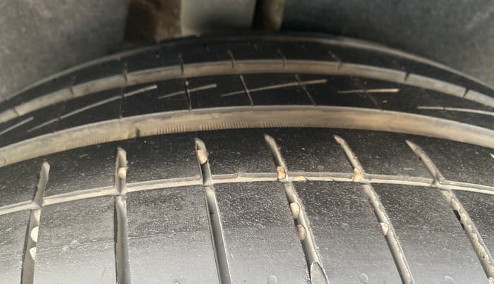 2018 Volkswagen TIGUAN HIGHLINE TDI AT, Diesel, Automatic, 1,43,834 km, Right Rear Tyre Tread