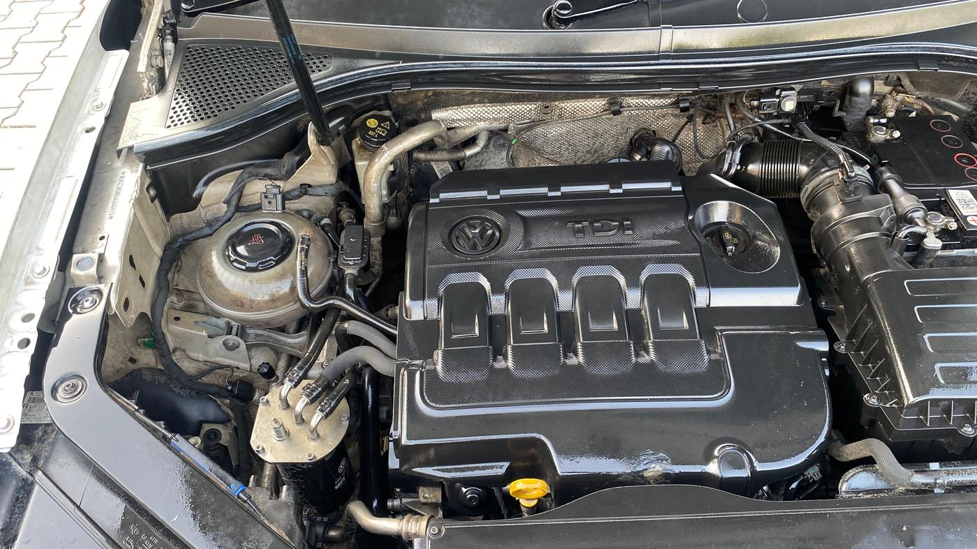 2018 Volkswagen TIGUAN HIGHLINE TDI AT, Diesel, Automatic, 1,43,834 km, Engine View - Right