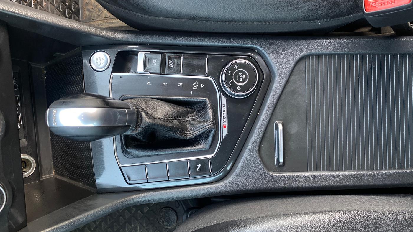 2018 Volkswagen TIGUAN HIGHLINE TDI AT, Diesel, Automatic, 1,43,834 km, Gear Lever