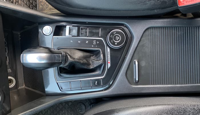 2018 Volkswagen TIGUAN HIGHLINE TDI AT, Diesel, Automatic, 1,43,834 km, Gear Lever