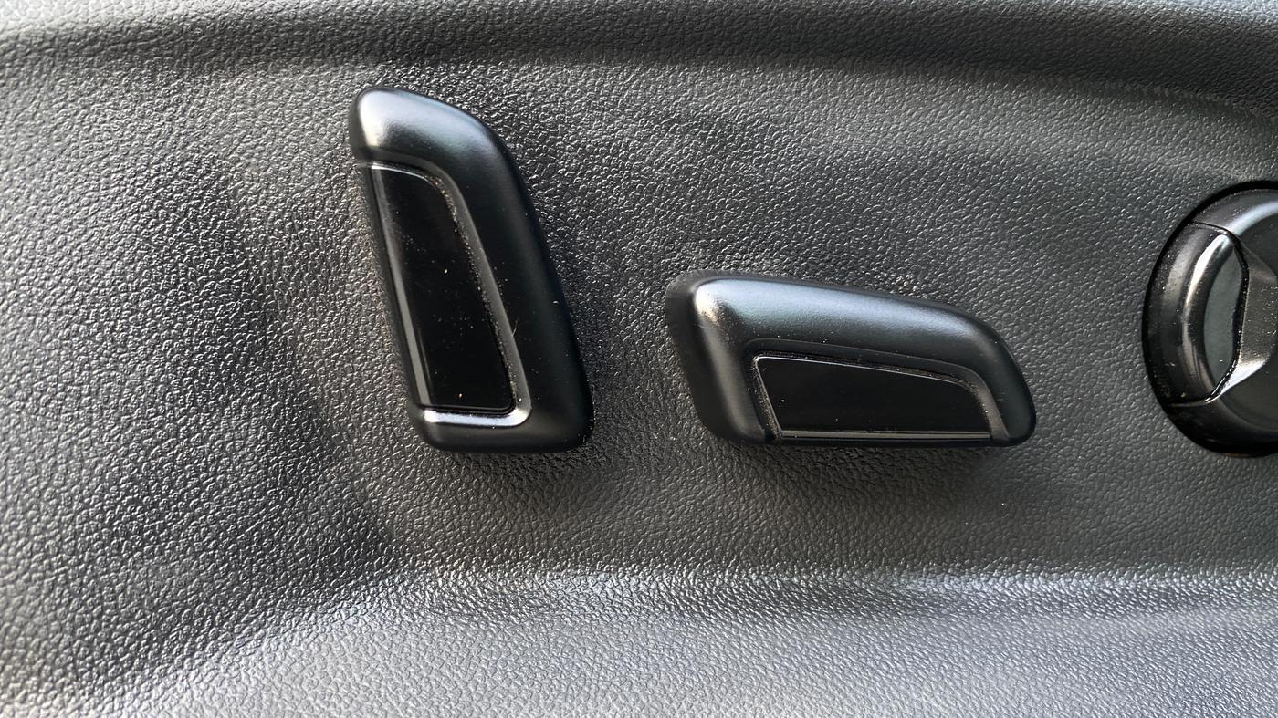 2018 Volkswagen TIGUAN HIGHLINE TDI AT, Diesel, Automatic, 1,43,834 km, Driver Side Adjustment Panel