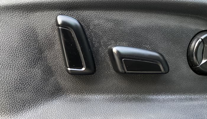 2018 Volkswagen TIGUAN HIGHLINE TDI AT, Diesel, Automatic, 1,43,834 km, Driver Side Adjustment Panel