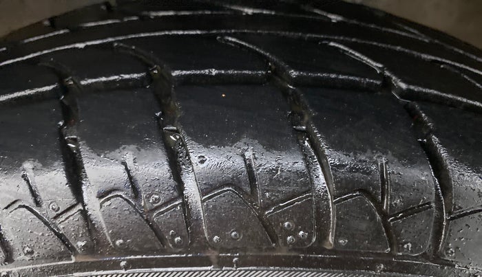 2015 Maruti Wagon R 1.0 LXI CNG, CNG, Manual, 53,086 km, Left Front Tyre Tread