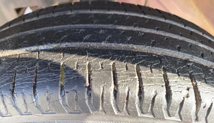 2014 Datsun Go T, Petrol, Manual, 77,725 km, Left Front Tyre Tread