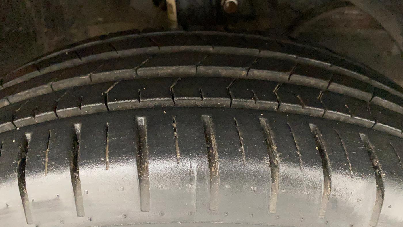 2017 Maruti Baleno ALPHA PETROL 1.2, Petrol, Manual, 5,897 km, Right Front Tyre Tread
