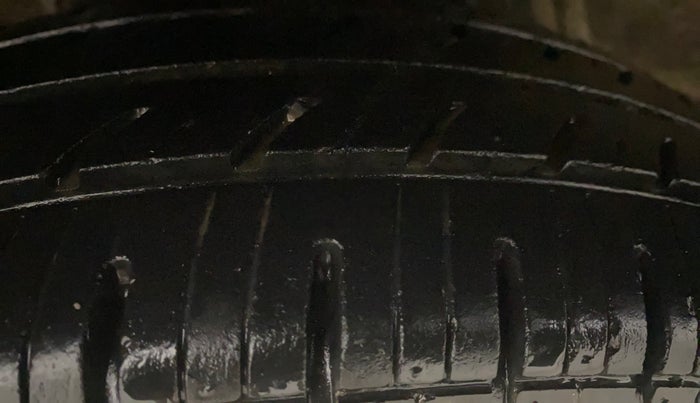 2017 Renault Kwid RXT 1.0 AMT, Petrol, Automatic, 38,949 km, Right Rear Tyre Tread