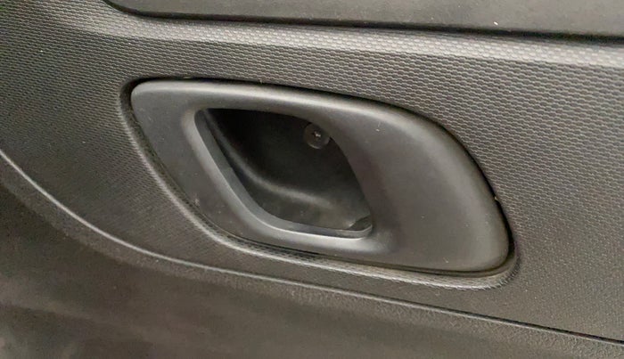 2017 Renault Kwid RXT 1.0 AMT, Petrol, Automatic, 38,949 km, Driver Side Door Panels Control