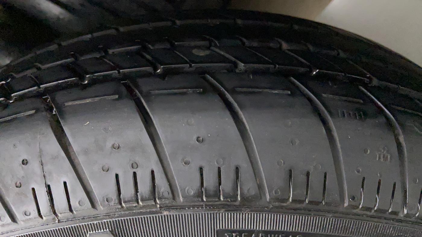2015 Volkswagen Vento HIGHLINE PETROL, Petrol, Manual, 63,072 km, Left Rear Tyre Tread