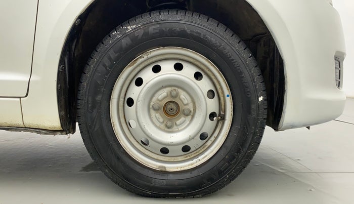 2011 Maruti Swift LXI D, CNG, Manual, 80,296 km, Right Front Wheel