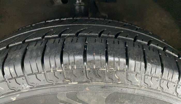 2011 Maruti Swift LXI D, CNG, Manual, 80,296 km, Left Front Tyre Tread