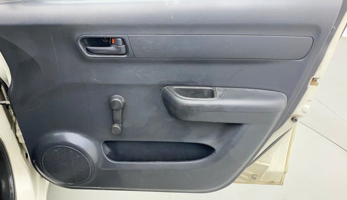 2011 Maruti Swift LXI D, CNG, Manual, 80,296 km, Driver Side Door Panels Control
