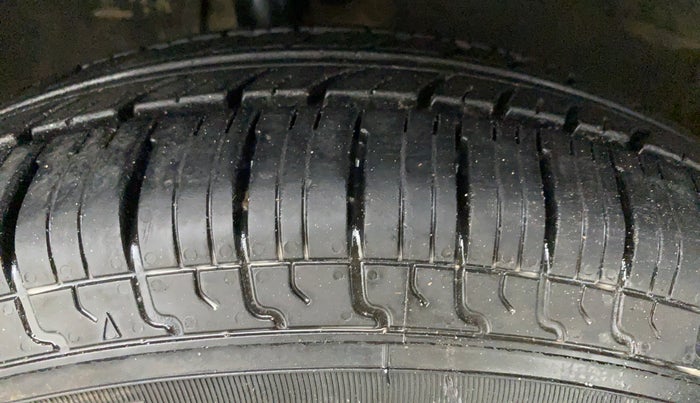 2011 Maruti Swift LXI D, CNG, Manual, 80,296 km, Right Front Tyre Tread