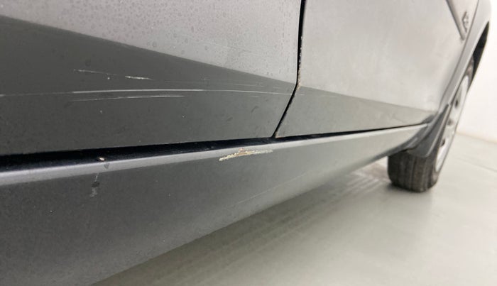 2014 Maruti Swift Dzire VDI, Diesel, Manual, 73,626 km, Right running board - Minor scratches