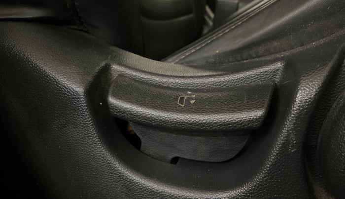 2015 Hyundai Elite i20 ASTA 1.2, Petrol, Manual, 1,01,276 km, Driver Side Adjustment Panel