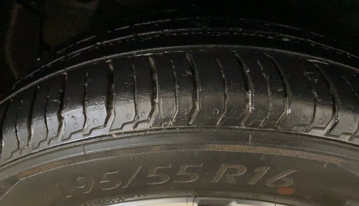 2022 Hyundai NEW I20 ASTA 1.2 MT, Petrol, Manual, 37,171 km, Right Rear Tyre Tread
