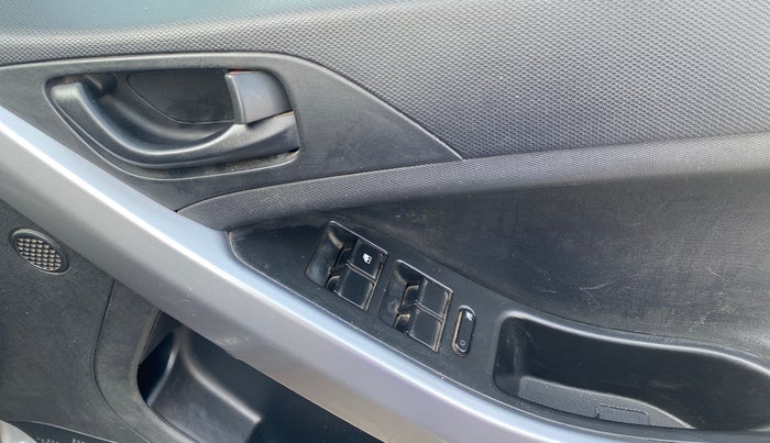 2022 Tata NEXON XMA SUNROOF PETROL, Petrol, Automatic, 90,073 km, Driver Side Door Panels Control