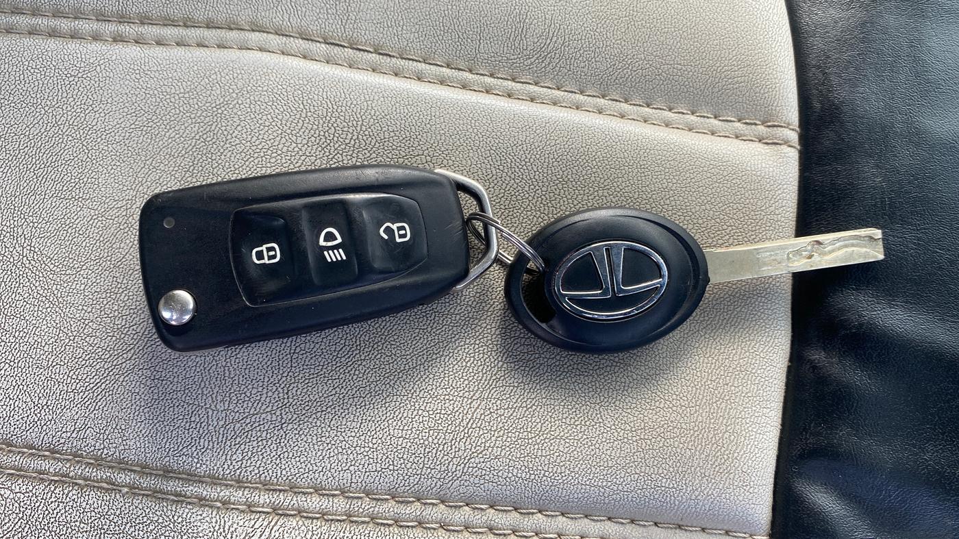 2022 Tata NEXON XMA SUNROOF PETROL, Petrol, Automatic, 90,084 km, Key Close Up