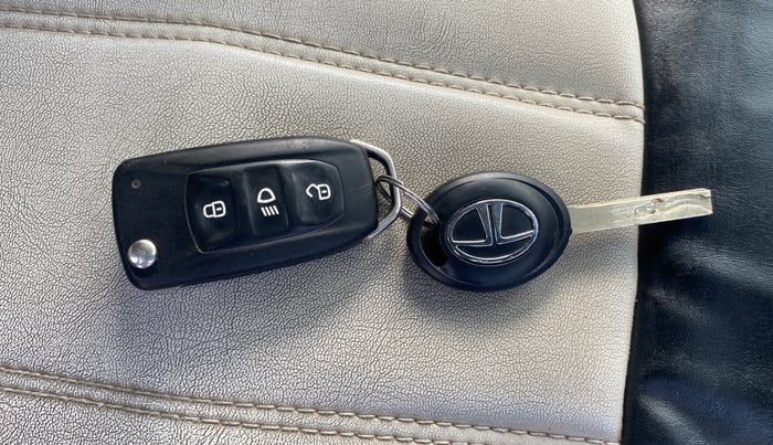 2022 Tata NEXON XMA SUNROOF PETROL, Petrol, Automatic, 90,073 km, Key Close Up