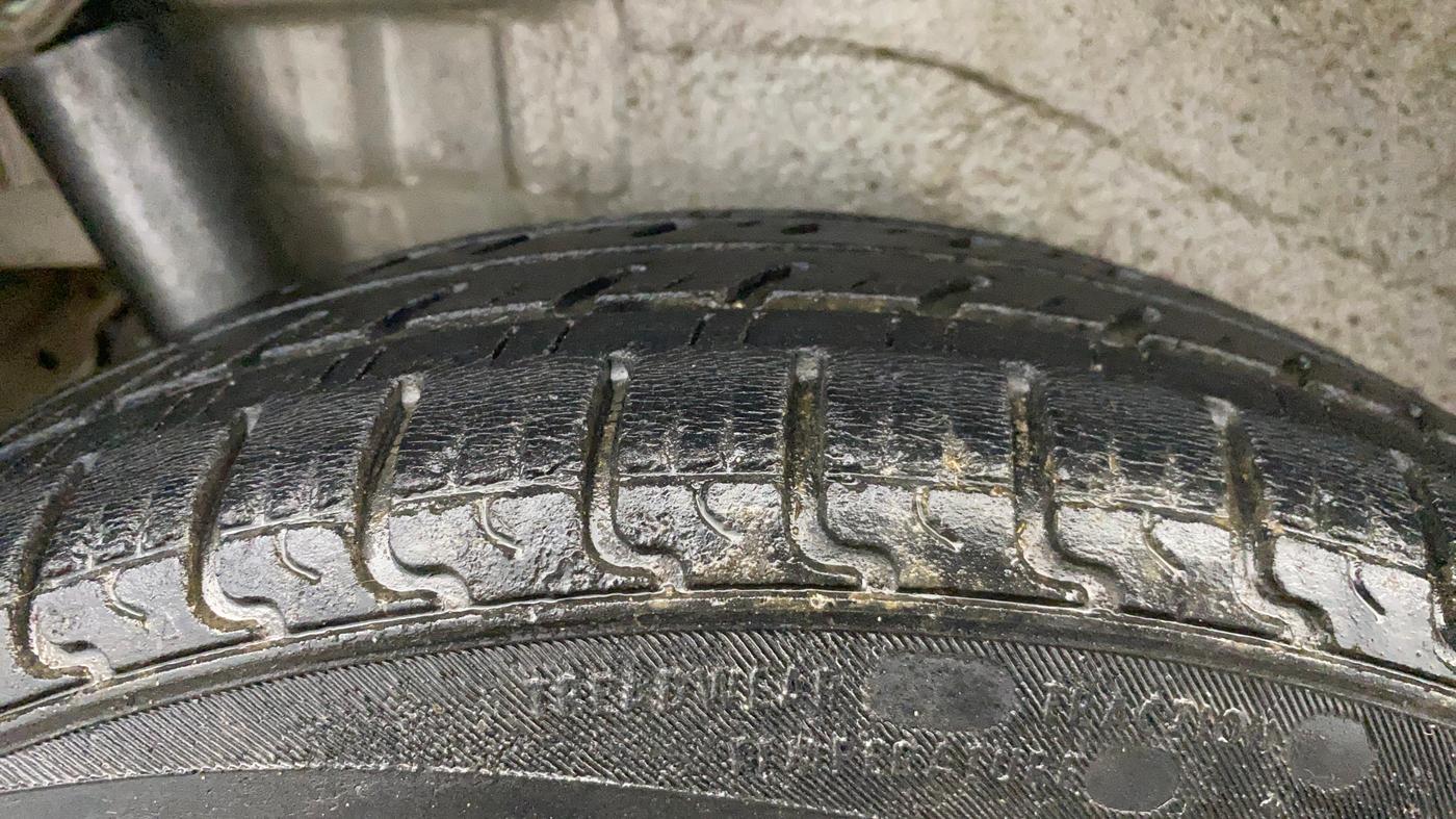2016 Maruti Wagon R 1.0 VXI AMT, Petrol, Automatic, 61,534 km, Right Rear Tyre Tread
