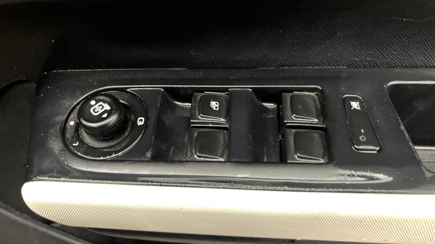 2022 Tata PUNCH CREATIVE  1.2 RTN DUAL TONE, Petrol, Manual, 65,672 km, Driver Side Door Panels Control