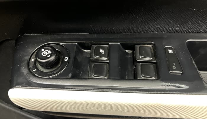 2022 Tata PUNCH CREATIVE  1.2 RTN DUAL TONE, Petrol, Manual, 65,672 km, Driver Side Door Panels Control