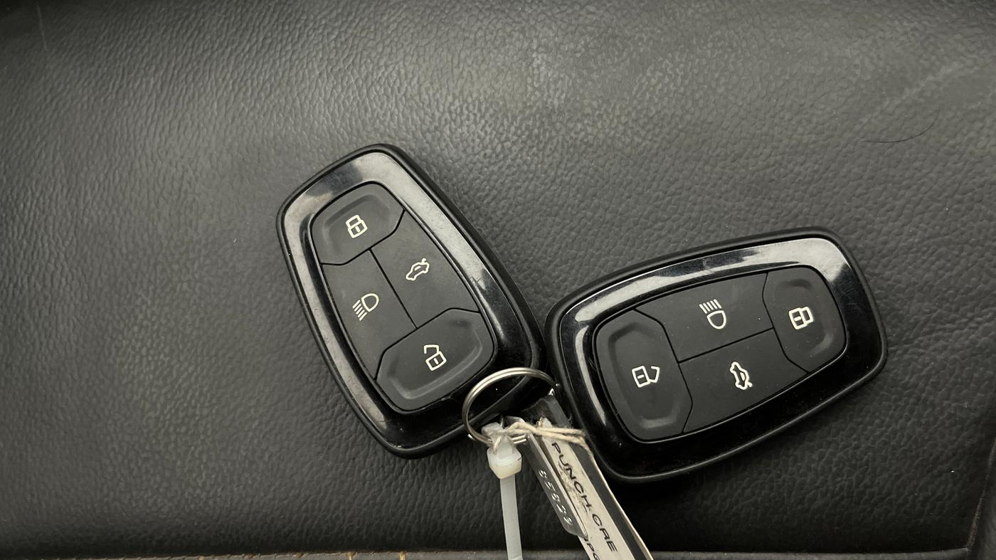 2022 Tata PUNCH CREATIVE  1.2 RTN DUAL TONE, Petrol, Manual, 65,672 km, Key Close Up