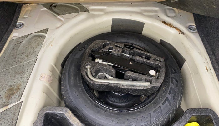 2013 Volkswagen Vento HIGHLINE 1.6 MPI, Petrol, Manual, 1,08,521 km, Spare Tyre