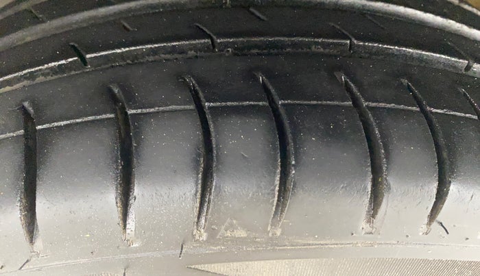 2013 Volkswagen Vento HIGHLINE 1.6 MPI, Petrol, Manual, 1,08,521 km, Left Front Tyre Tread