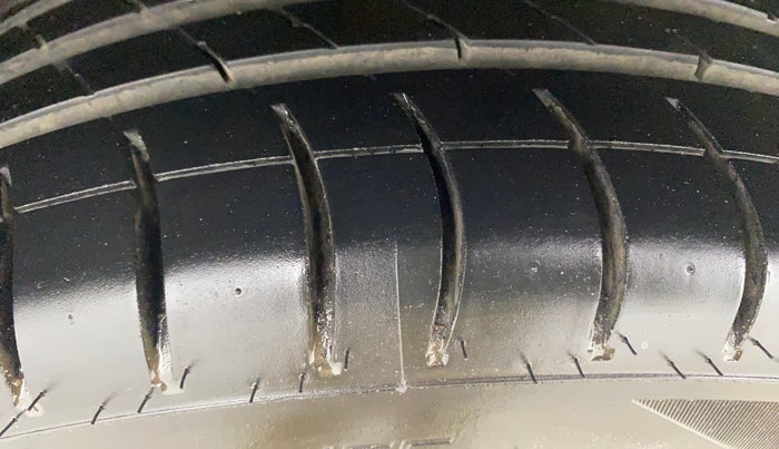 2013 Volkswagen Vento HIGHLINE 1.6 MPI, Petrol, Manual, 1,08,521 km, Right Rear Tyre Tread