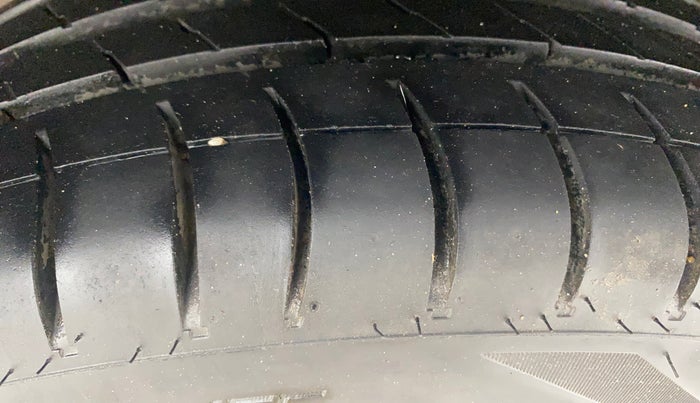 2013 Volkswagen Vento HIGHLINE 1.6 MPI, Petrol, Manual, 1,08,521 km, Left Rear Tyre Tread