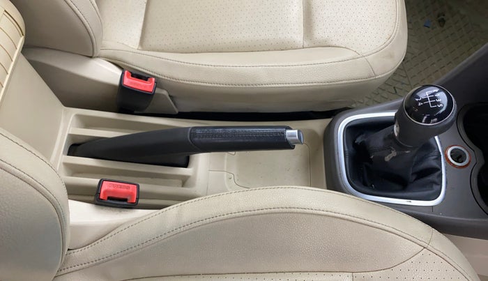 2013 Volkswagen Vento HIGHLINE 1.6 MPI, Petrol, Manual, 1,08,521 km, Gear Lever