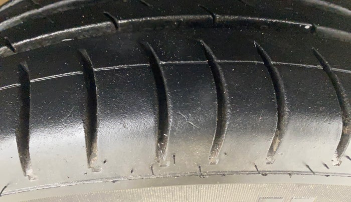 2013 Volkswagen Vento HIGHLINE 1.6 MPI, Petrol, Manual, 1,08,521 km, Right Front Tyre Tread