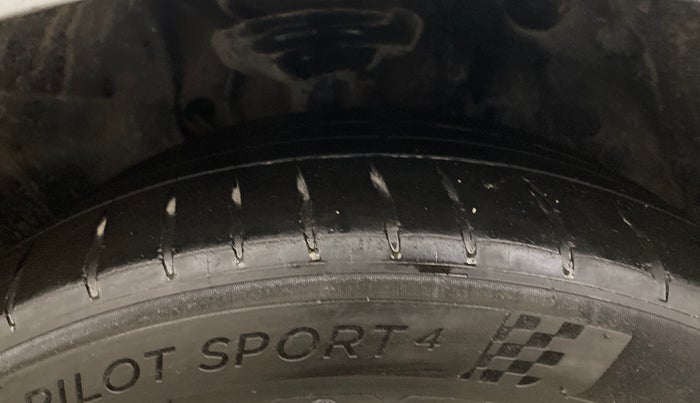 2016 Skoda Superb L&K 1.8 TSI AT, Petrol, Automatic, 1,05,887 km, Right Front Tyre Tread