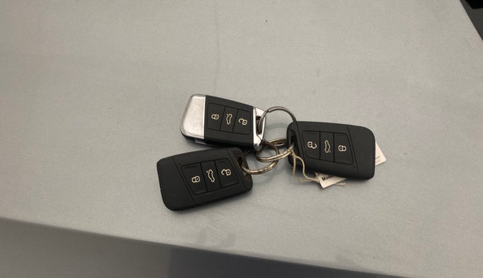 2016 Skoda Superb L&K 1.8 TSI AT, Petrol, Automatic, 1,05,887 km, Key Close Up