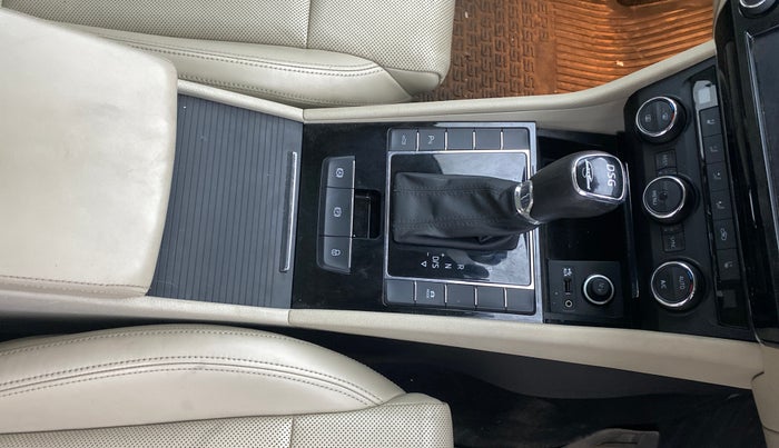 2016 Skoda Superb L&K 1.8 TSI AT, Petrol, Automatic, 1,05,887 km, Gear Lever