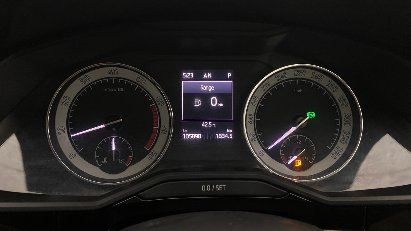 2016 Skoda Superb L&K 1.8 TSI AT, Petrol, Automatic, 1,05,887 km, Odometer Image