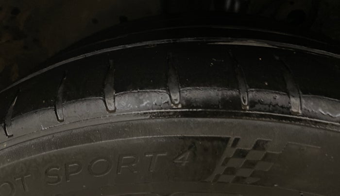 2016 Skoda Superb L&K 1.8 TSI AT, Petrol, Automatic, 1,05,887 km, Left Front Tyre Tread