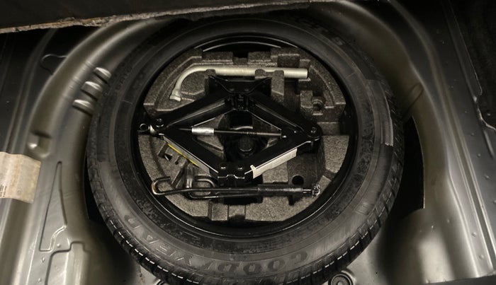 2016 Skoda Superb L&K 1.8 TSI AT, Petrol, Automatic, 1,05,887 km, Spare Tyre