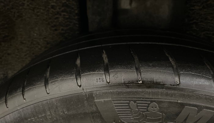 2016 Skoda Superb L&K 1.8 TSI AT, Petrol, Automatic, 1,05,887 km, Right Rear Tyre Tread