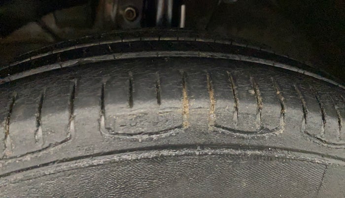 2018 Maruti Dzire VDI, Diesel, Manual, 1,20,237 km, Left Front Tyre Tread