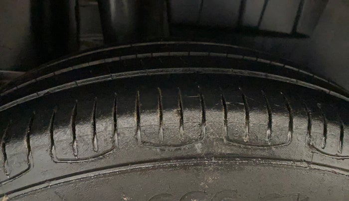 2018 Maruti Dzire VDI, Diesel, Manual, 1,20,237 km, Right Rear Tyre Tread