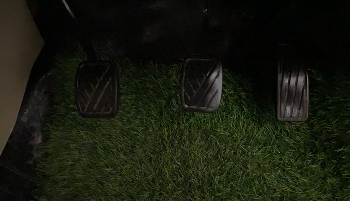 2018 Maruti Dzire VDI, Diesel, Manual, 1,20,237 km, Pedals