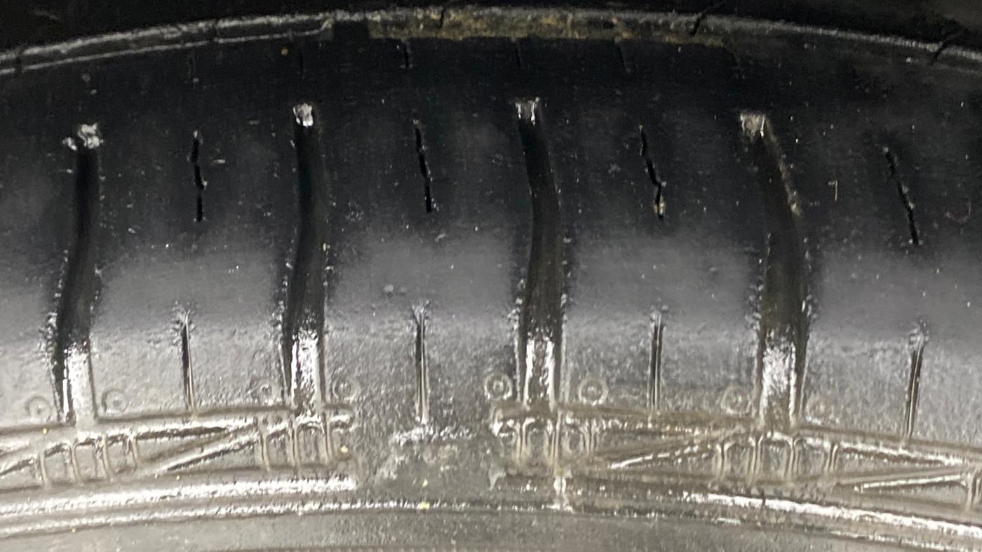 2015 Honda Amaze 1.2L I-VTEC S, Petrol, Manual, 1,11,146 km, Left Front Tyre Tread