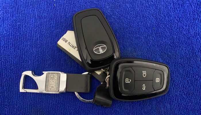 2022 Tata ALTROZ XZA, Petrol, Automatic, 10,448 km, Key Close Up