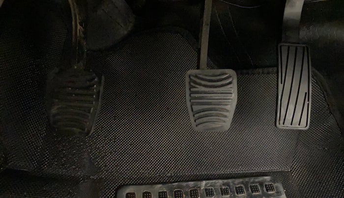 2022 Mahindra XUV300 W8 (O) 1.2 PETROL, Petrol, Manual, 46,114 km, Pedals