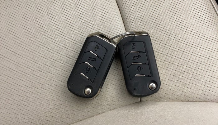 2022 Mahindra XUV300 W8 (O) 1.2 PETROL, Petrol, Manual, 46,114 km, Key Close Up