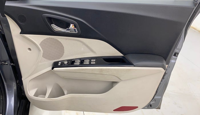 2022 Mahindra XUV300 W8 (O) 1.2 PETROL, Petrol, Manual, 46,114 km, Driver Side Door Panels Control