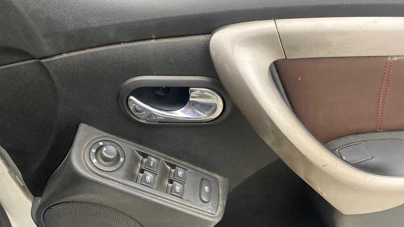 2020 Renault Duster RXZ 1.3 TURBO PETROL MT, Petrol, Manual, 61,474 km, Driver Side Door Panels Control