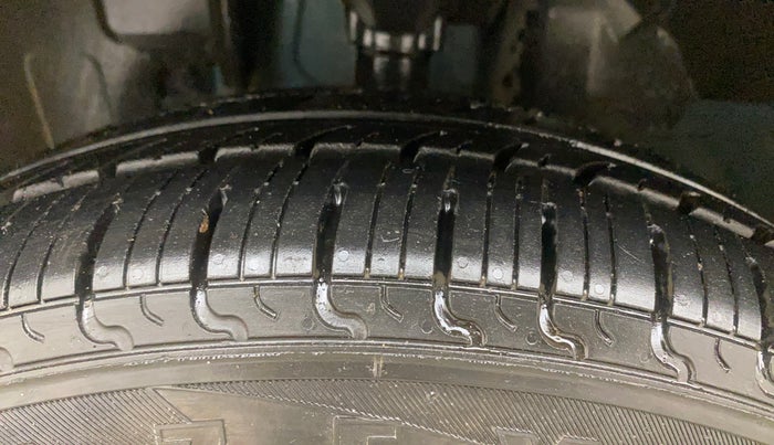 2022 Renault Kwid CLIMBER 1.0 AMT, Petrol, Automatic, 28,803 km, Left Front Tyre Tread