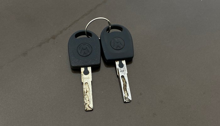 2018 Volkswagen Ameo TRENDLINE 1.0L, CNG, Manual, 1,32,995 km, Key Close Up